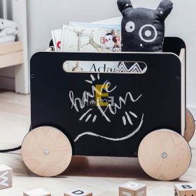 Thùng chứa nhiều đồ đạc và đồ chơi