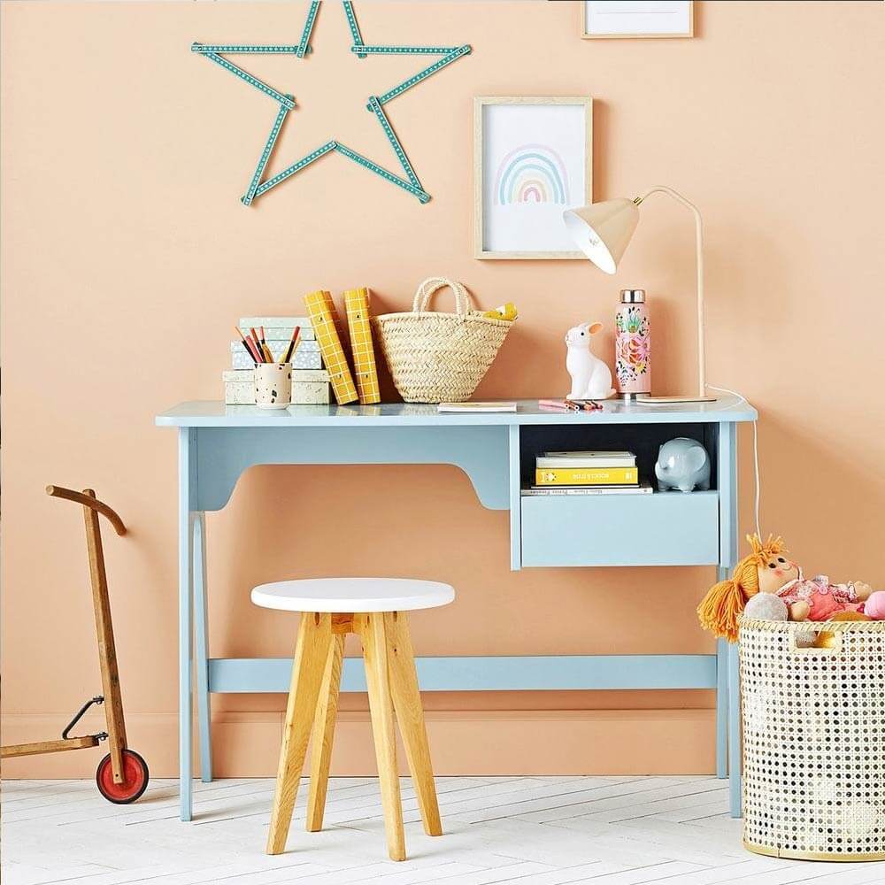 Tránh bàn liền ghế  cho bé lớp 1